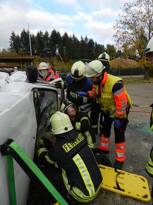 An drei Stationen mussten die Rettungskräfte von DRK und Feuerwehr – immer parallel – an unterschiedlichen Aufgaben arbeiten. Bei allen ...
