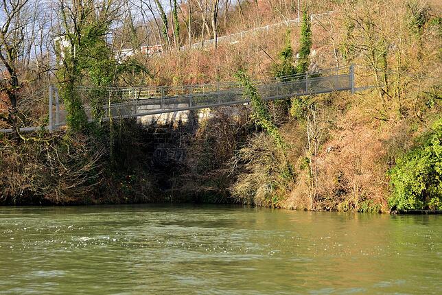 Über diese Felskluft soll eine kleine Hängebrücke erichtet werden.