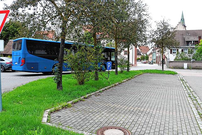 Alles in allem stehen am Spitalplatz 17 Parkflächen zur Verfügung. Davon liegen zehn direkt vor dem Landgasthof Weinstube. Ein separater ...
