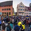 Blick vom Münsterportal: 1500 bis 2000 Menschen setzen am Samstagabend ein Zeichen der Solidarität mit der Ukraine.