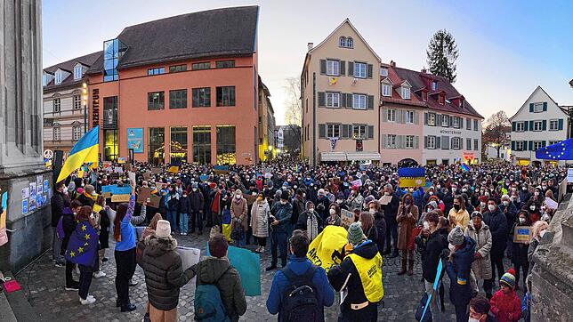 Blick vom Münsterportal: 1500 bis 2000 Menschen setzen am Samstagabend ein Zeichen der Solidarität mit der Ukraine.