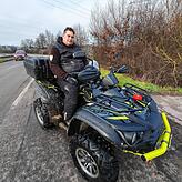 Rene Wellinger fährt mit seinem Quad Felder und Wiesen ab: Er ist einer der vielen Freiwilligen, die Dirk Brünker suchen