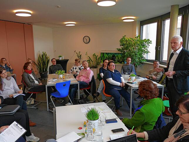 Beim Fachgespräch über die Möglichkeiten der Berufsorientierung an Schulen berichtet Hermann Püthe (rechts) von Inpotron von seinem ...