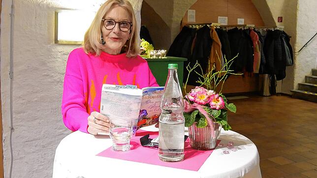 Gabi Hauptmann wies bei ihrer Lesung humorvoll daraufhin, wie ihr Pullover, das Blümchen und die Serviette farblich aufeinander ...