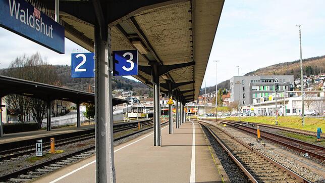Der Ort des Geschehens: Auf dem Bahnsteig zwischen den Gleisen 2 und 3 am Bahnhof Waldshut hat sich eine Auseinandersetzung zwischen ...