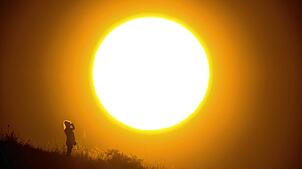 Seit Wochen bleibt der Regen aus, die Sonne scheint ununterbrochen. Die Sorge vor einem extrem heißen Sommer wächst.