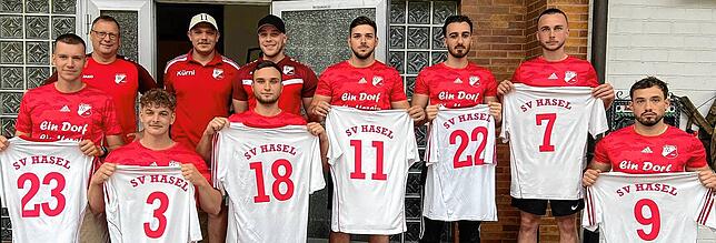 Neue Gesichter beim SV Hasel. Vorsitzender Martin Schick freut sich mit der Sportlichen Leitung Julian Schmidt und Felix Wachter ...
