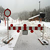 Die Zufahrt zum Riedbergpass in Richtung Balderschwang ist wegen Lawinengefahr gesperrt.