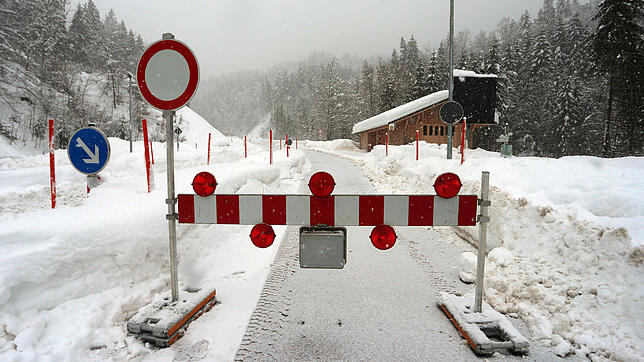 Die Zufahrt zum Riedbergpass in Richtung Balderschwang ist wegen Lawinengefahr gesperrt.