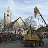 Damit Sturmtief Sabine den Kippenhausenern keinen Strich durch die Rechnung macht: Der Narrenbaum trägt Luftballons statt Grün.