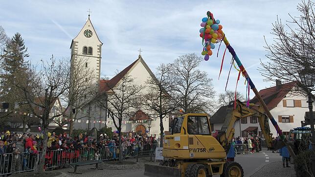 Damit Sturmtief Sabine den Kippenhausenern keinen Strich durch die Rechnung macht: Der Narrenbaum trägt Luftballons statt Grün.