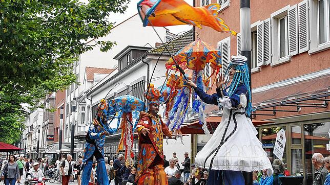 Als farbenprächtige HerzQuallen und HerzMaritimas bringt die Gruppe Stelzenart beim Aktionstag des Einzelhandels maritimes Flair in die ...