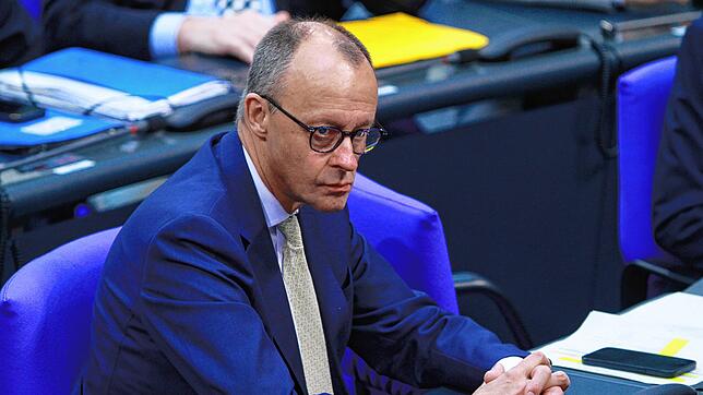CDU-Chef Friedrich Merz auf seinem Platz im Bundestag.
