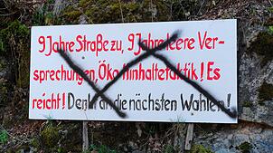 Durchkreuzt: eines von vier Protestschildern an der Tiefensteiner Brücke.