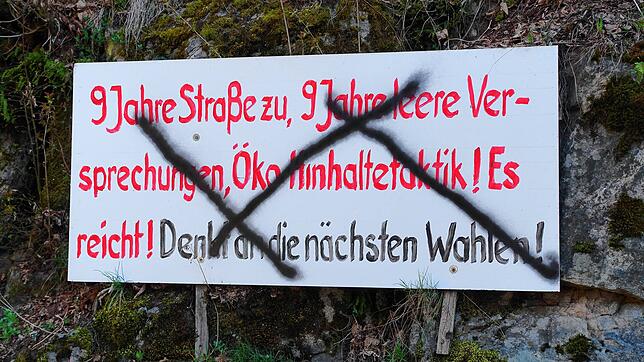 Durchkreuzt: eines von vier Protestschildern an der Tiefensteiner Brücke.