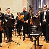 Nach Mozarts Klavierkonzert KV 595 bekommen der Solist Oliver Triendl (Mitte) und das Sinfonieorchester VS unter Achim Fiedler (rechts) ...