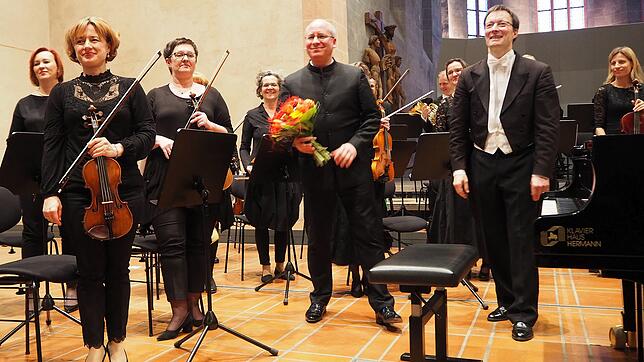 Nach Mozarts Klavierkonzert KV 595 bekommen der Solist Oliver Triendl (Mitte) und das Sinfonieorchester VS unter Achim Fiedler (rechts) ...