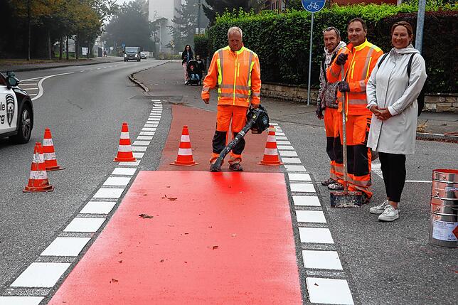 Manfred Blöchl, Thomas Hornewer und Martin Bloch (von links) von einer Fachfirma machen Markierungsarbeiten für die neue Fahrradstraße ...