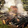 Die Feuerwehr löscht einen brennenden Holzstapel im Wald in Döttingen (Kanton Aargau).