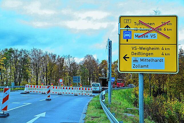 Auch die Auffahrt auf die B 27 ist gesperrt. Die Zufahrt zum Zollamt ist frei.