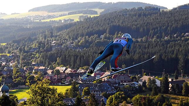 Olympiasieger Simon Ammann (Schweiz) im Anflug auf Hinterzarten bei der Qualifikation des Sommer Grand Prix Hinterzarten 2017.
