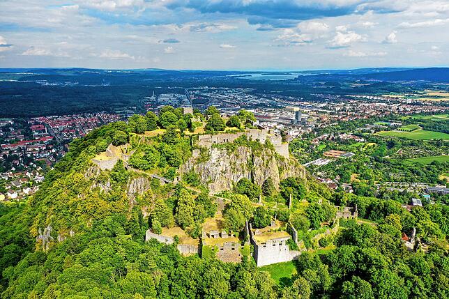 Die Festungsruine auf dem Hegau-Vulkan Hohentwiel , eine der größten Festungen Deutschlands. Ein idealer Ort für einen Ausflug in den ...