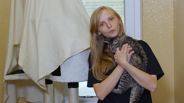 Die ausgebildete Tierpflegerin Inse Burkart kümmert sich um die Katzen im Tierheim.