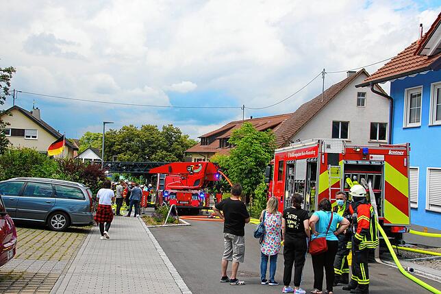 Ein Großaufgebot der Rettungskräfte ist beim Brand im Einsatz und lockt auch Zuschauer.