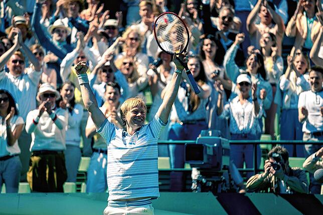 Boris Becker (Bruno Alexander) in Wimbledon. Die Szene wurde in Halle/Westfalen gedreht.