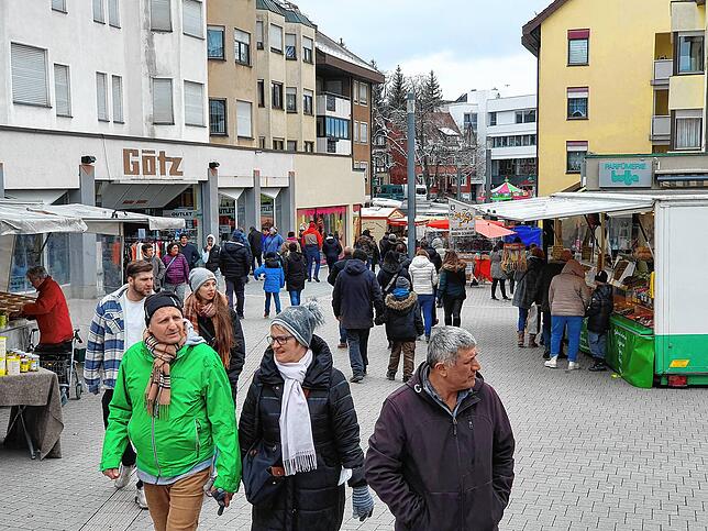 Gegen 15 Uhr strömen immer mehr Menschen in die Schwenninger City.