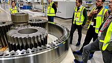 Da staunen die Stadträte über ganz andere Dimensionen von Getrieben, wie sie sonst bei ZF produziert werden. Hier ein Hohlrad mit innen ...