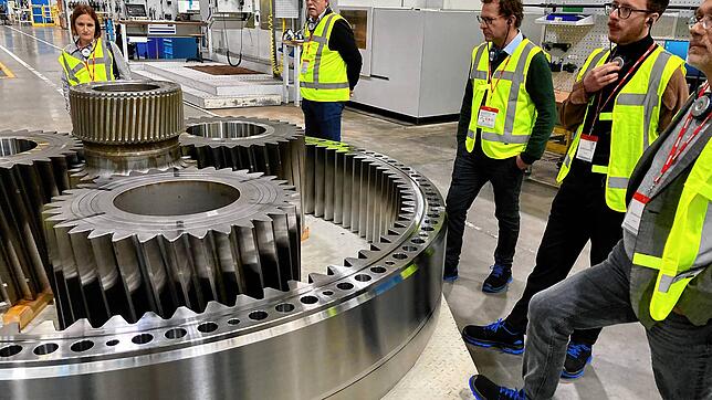 Da staunen die Stadträte über ganz andere Dimensionen von Getrieben, wie sie sonst bei ZF produziert werden. Hier ein Hohlrad mit innen ...