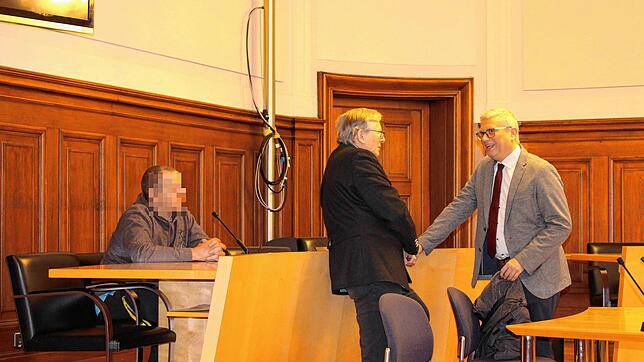 Der 45-Jährige, um dessen Unterbringung in einer psychiatrischen Klinik es vor dem Landgericht Rottweil geht (links), neben ihm der ...