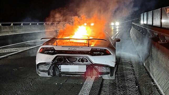 Plötzlich brennt der Lamborghini. Der Fahrer bleibt unverletzt.