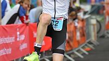 Sport ist anstrengend, macht aber auch riesigen Spaß, wie hier ein Teilnehmer im Ziel beim Bodensee-Megathlon eindrucksvoll ...