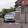 Eine Streifenwagen vor dem Haus von Roger Simon.