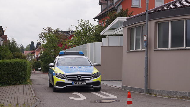 Eine Streifenwagen vor dem Haus von Roger Simon.