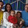Serhiy Kosar (links) ist froh, dass er seine Schwester Lena und deren Familie mit der dreijährigen Dominika, der siebenjährigen Elisa ...