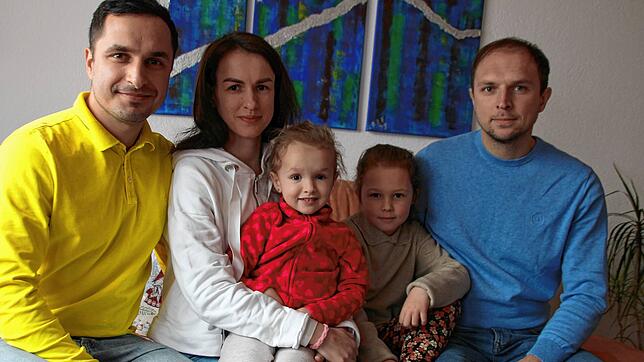 Serhiy Kosar (links) ist froh, dass er seine Schwester Lena und deren Familie mit der dreijährigen Dominika, der siebenjährigen Elisa ...