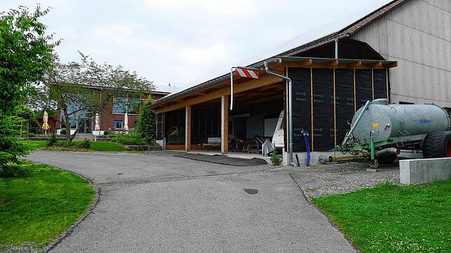 2022: Die Scheune (rechts) entspricht der baulichen Darstellung wie vor Gründung des Golfclubs. Das Clubheim im Hintergrund war der ...