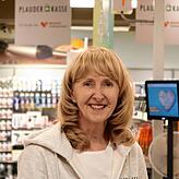 Edith Aebi hat Zeit um den Kunden beim Einpacken zu helfen – und auch für ein Gespräch bei einem Kaffee.