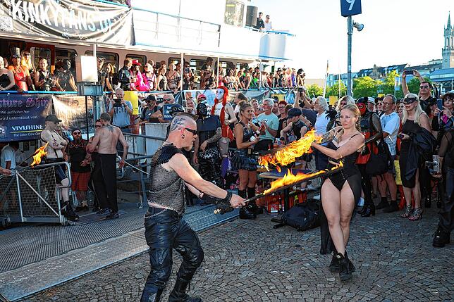 Bild 5: Lack, Leder, Latex! Dieses Spektakel bieten die BDSM-Fans im Konstanzer Hafen