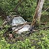 Ein Auto ist bei einem Unfall an der Bundesstraße 313 zwischen Zizenhausen und Hoppetenzell eine Böschung hinuntergefahren und in einem ...