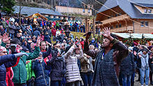 Beste Stimmung an der Naturbühne herrscht, wenn die Golden Voices of Gospel das Publikum zum Mitmachen auffordern.