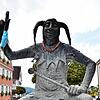 Die Figur des Hans Kuony scheint fast mahnend den Finger zu heben, an dem eine Einwegmaske hängt. Im Raum Stockach gibt es gerade viele ...