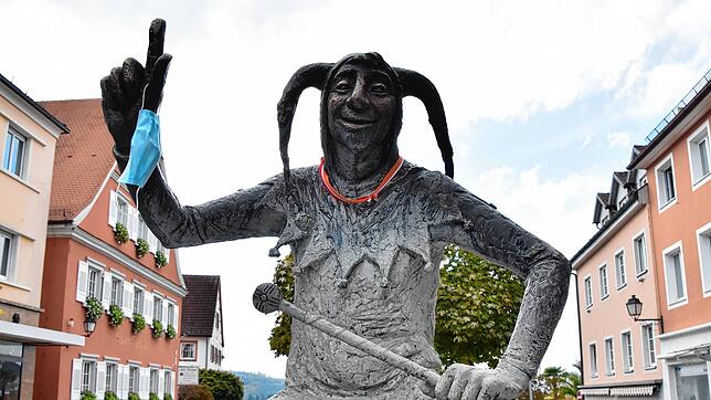 Die Figur des Hans Kuony scheint fast mahnend den Finger zu heben, an dem eine Einwegmaske hängt. Im Raum Stockach gibt es gerade viele ...