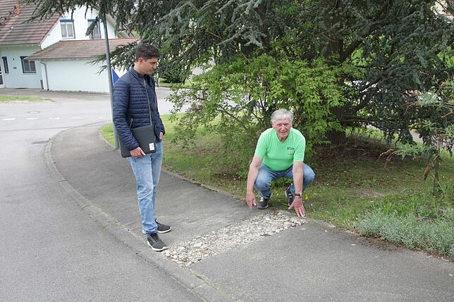 Hier ist eine schadhafte Stelle, wie Florian Rapp (links) und Rolang Gohm zeigen.