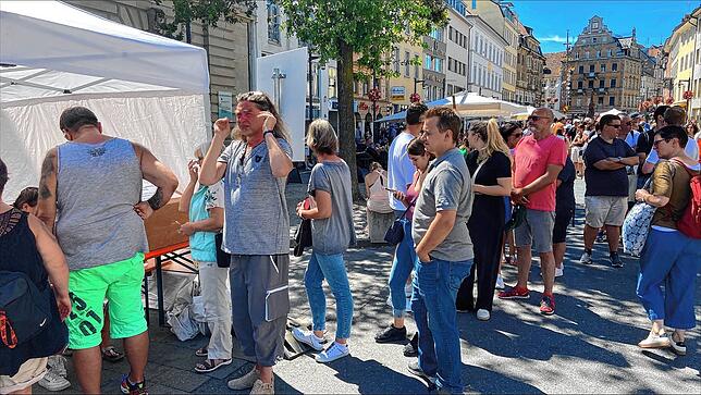 Zu Festbeginn ist die Schlange an der Tageskasse an der Marktstätte lang.