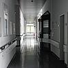 Die dunklen und leeren Flure der Inneren Abteilung des ehemaligen Krankenhauses auf der Mettnau. Ob hier je wieder das Licht angeht und ...
