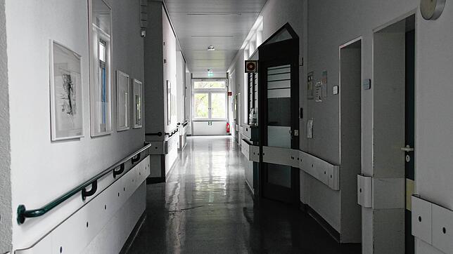 Die dunklen und leeren Flure der Inneren Abteilung des ehemaligen Krankenhauses auf der Mettnau. Ob hier je wieder das Licht angeht und ...